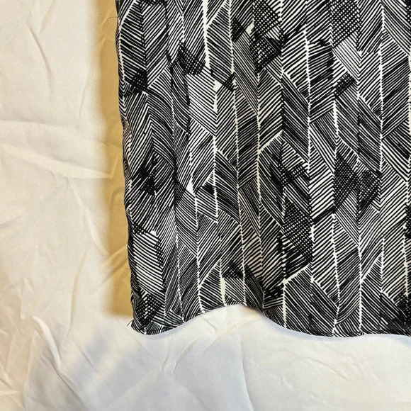 Halston Studio Sleeveless Blouse L Black White Geometric Print Quiet Luxury - Picture 5 of 10